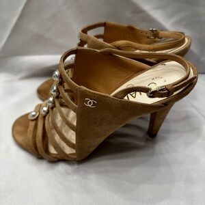 Chanel pearl pumps sz 37